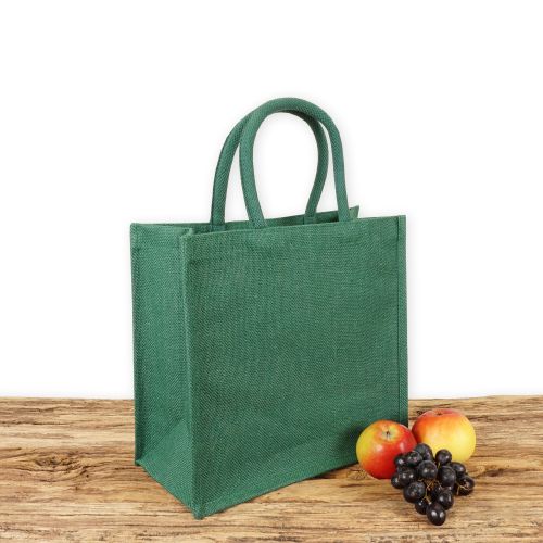 Einkaufstasche aus Jute zum Bedrucken für Gewerbekunden in dunkelgrün mit Seiten-Bodenfalte, klein und mit kurzen Tragegriffen auf Holz.