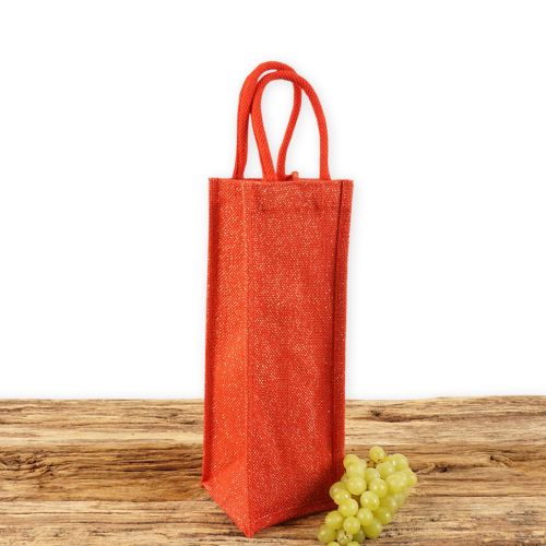 Juteflaschentasche aus roter Jute mit Goldlurex zum Bedrucken für Handel und Gewerbe mit kurzen Tragegriffen auf Holz.