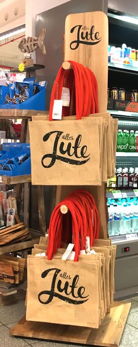 Taschenträger aus Vollholz für Jutetaschen und Baumwollbeutel direkt von Jute statt Plastik für Ihr nachhaltiges Marketing mit Jutetaschenmuster.