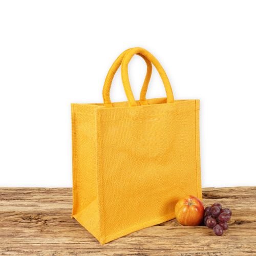 Einkaufstasche aus Jute farbig in Orange mit Seiten-Bodenfalte, klein, bedruckbar und mit kurzen, runden Tragegriffen auf Holz.