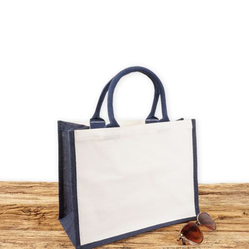 Einkaufstasche aus Jute und Baumwolle zum Bedrucken, klein, blau-weiß mit Seiten-Bodenfalte und mit kurzen runden Tragegriffen auf Holz.