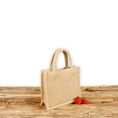 Tasche aus Jute naturfarben mit Seiten-Bodenfalte, extra klein, bedruckbar und mit kurzen runden Tragegriffen auf Holz.