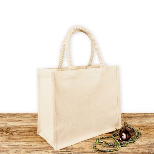 Einkaufstasche aus Jute und Baumwolle zum Bedrucken, klein, naturfarben mit Seiten-Bodenfalte und mit kurzen runden Tragegriffen auf Holz.
