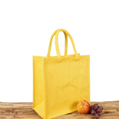 Einkaufstasche aus Jute zum Bedrucken für Gewerbekunden in gelb mit Seiten-Bodenfalte, klein und mit kurzen Tragegriffen auf Holz.