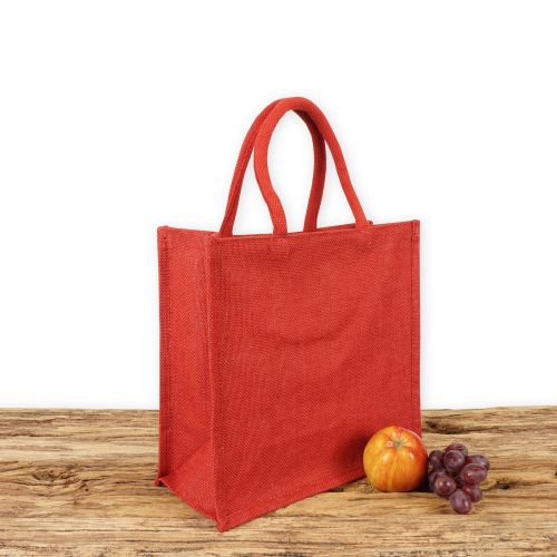 Einkaufstasche aus Jute zum Bedrucken für Handel und Gewerbe in Rot mit Seiten-Bodenfalte, klein und mit kurzen Tragegriffen auf Holz.