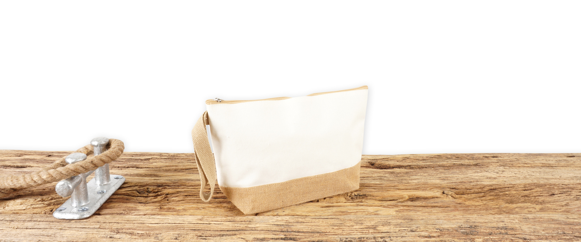 Kulturtasche aus Fairtrade Baumwolle und Jute zum Bedrucken, naturweiss und mit Reißverschluss auf Holz.